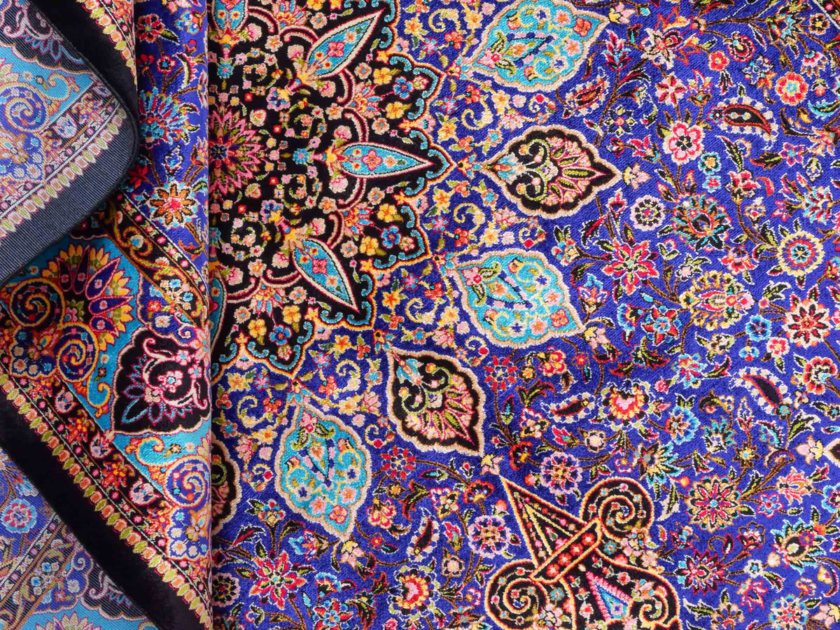 Ghom Maschinenteppich "Tus" 150 x 100 cm, mit Medaillon, aus pflanzlicher Seide (Viskose), Schwarz-Blau. Teppichnummer: V89DB150H. Persian Luxury Collection by Khademi. Made in Iran / Persia – Vertrieb durch JUPITER Intl.