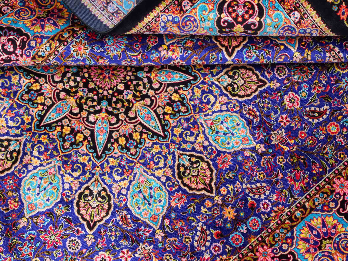 Ghom Maschinenteppich "Tus" 150 x 100 cm, mit Medaillon, aus pflanzlicher Seide (Viskose), Schwarz-Blau. Teppichnummer: V89DB150H. Persian Luxury Collection by Khademi. Made in Iran / Persia – Vertrieb durch JUPITER Intl.