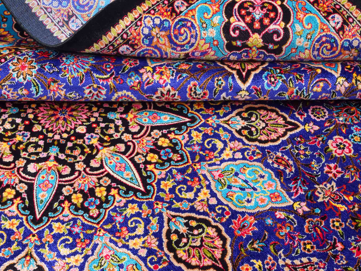Ghom Maschinenteppich "Tus" 150 x 100 cm, mit Medaillon, aus pflanzlicher Seide (Viskose), Schwarz-Blau. Teppichnummer: V89DB150H. Persian Luxury Collection by Khademi. Made in Iran / Persia – Vertrieb durch JUPITER Intl.