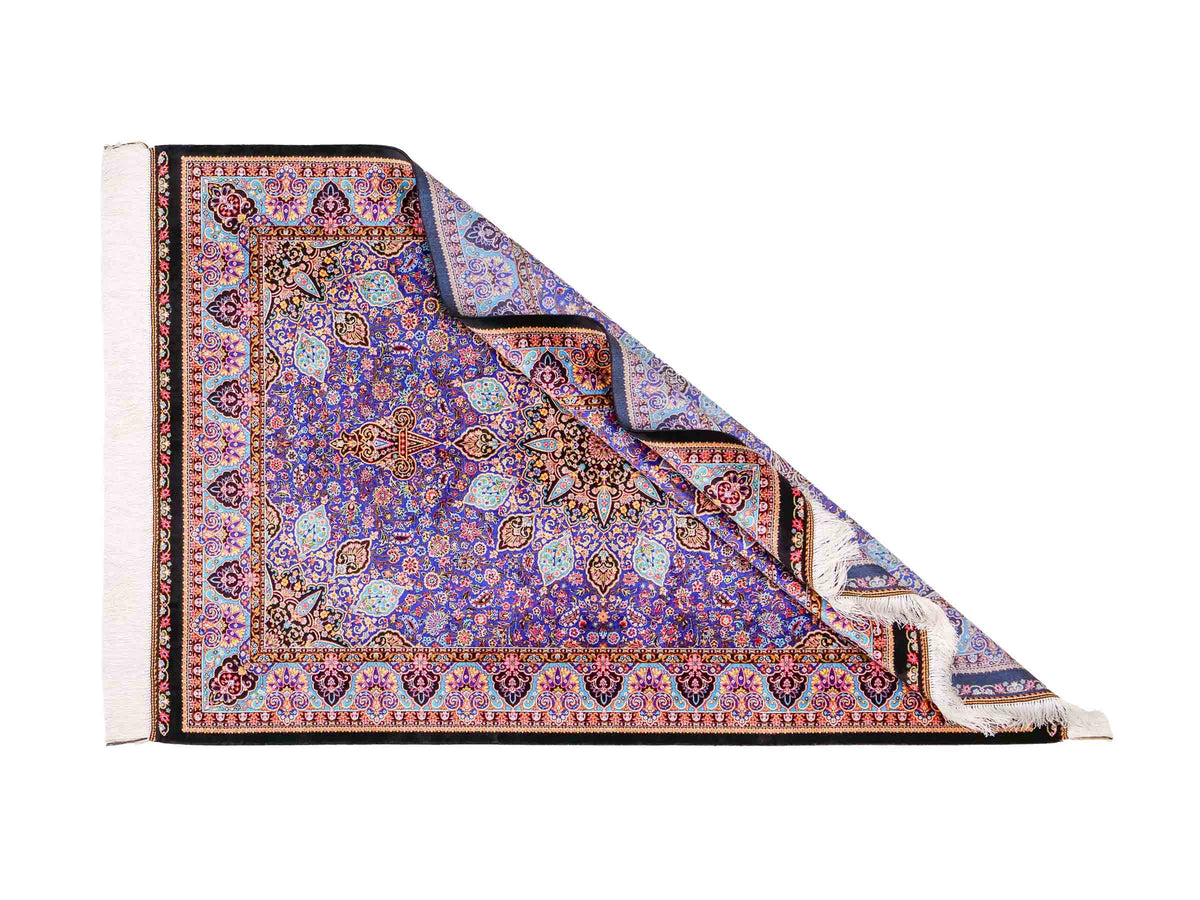 Ghom Maschinenteppich "Tus" 150 x 100 cm, mit Medaillon, aus pflanzlicher Seide (Viskose), Schwarz-Blau. Teppichnummer: V89DB150H. Persian Luxury Collection by Khademi. Made in Iran / Persia – Vertrieb durch JUPITER Intl.