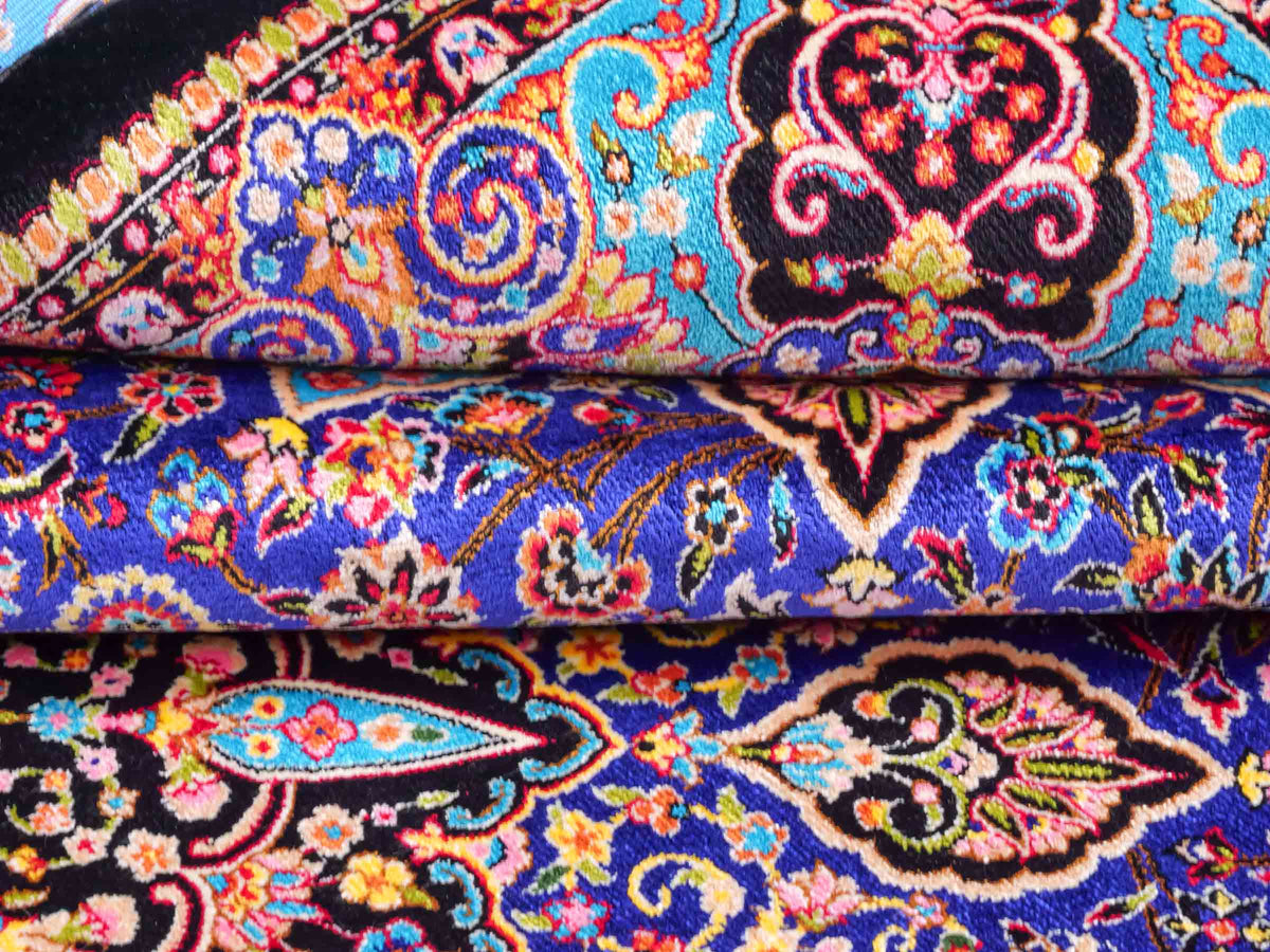 Ghom Maschinenteppich "Tus" 150 x 100 cm, mit Medaillon, aus pflanzlicher Seide (Viskose), Schwarz-Blau. Teppichnummer: V89DB150H. Persian Luxury Collection by Khademi. Made in Iran / Persia – Vertrieb durch JUPITER Intl.
