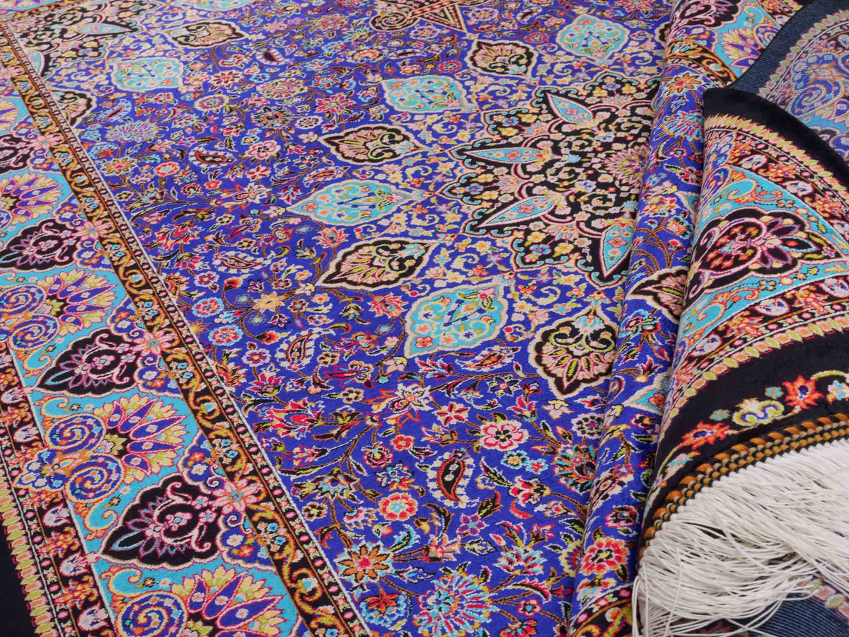 Ghom Maschinenteppich "Tus" 150 x 100 cm, mit Medaillon, aus pflanzlicher Seide (Viskose), Schwarz-Blau. Teppichnummer: V89DB150H. Persian Luxury Collection by Khademi. Made in Iran / Persia – Vertrieb durch JUPITER Intl.