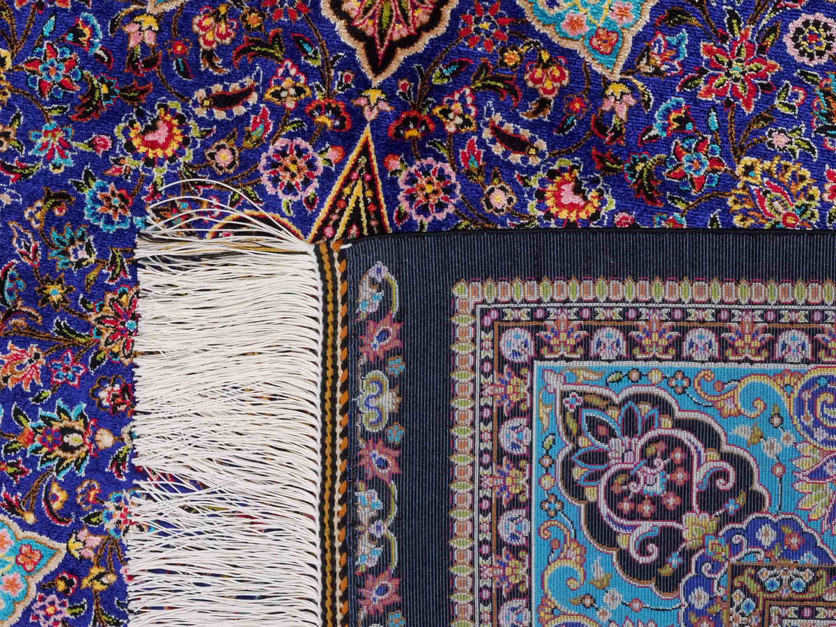 Ghom Maschinenteppich "Tus" 150 x 100 cm, mit Medaillon, aus pflanzlicher Seide (Viskose), Schwarz-Blau. Teppichnummer: V89DB150H. Persian Luxury Collection by Khademi. Made in Iran / Persia – Vertrieb durch JUPITER Intl.