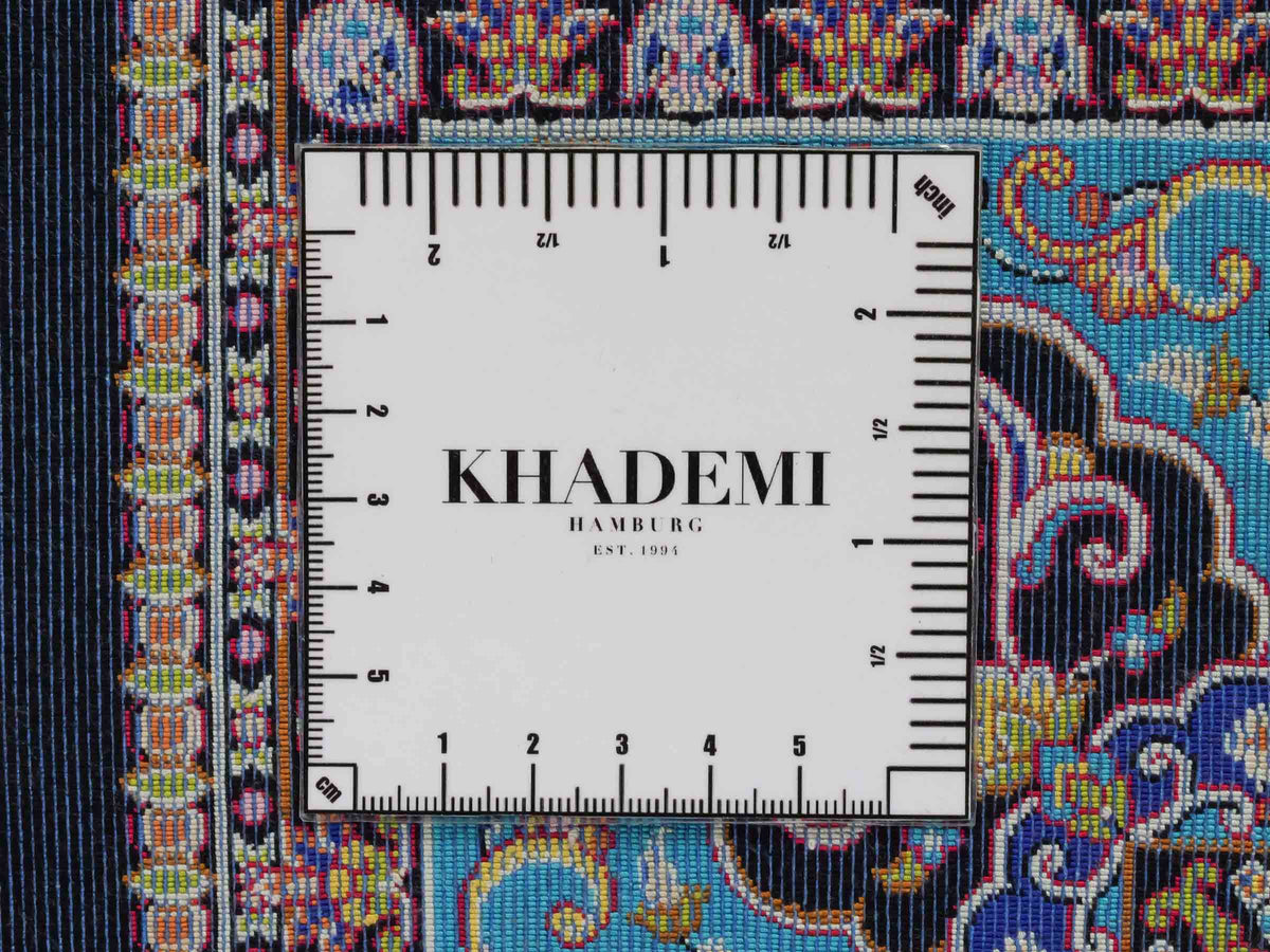 Ghom Maschinenteppich "Tus" 150 x 100 cm, mit Medaillon, aus pflanzlicher Seide (Viskose), Schwarz-Blau. Teppichnummer: V89DB150H. Persian Luxury Collection by Khademi. Made in Iran / Persia – Vertrieb durch JUPITER Intl.
