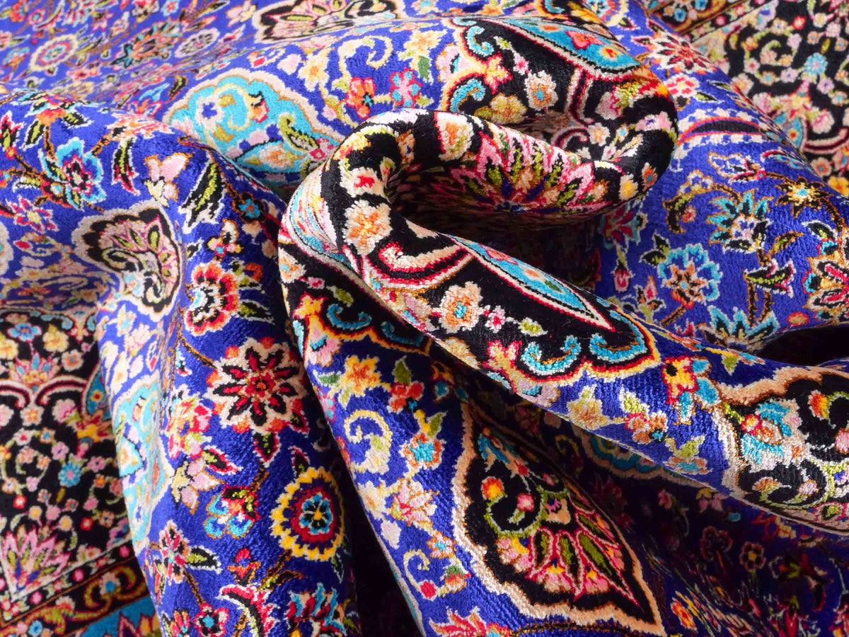 Ghom Maschinenteppich "Tus" 150 x 100 cm, mit Medaillon, aus pflanzlicher Seide (Viskose), Schwarz-Blau. Teppichnummer: V89DB150H. Persian Luxury Collection by Khademi. Made in Iran / Persia – Vertrieb durch JUPITER Intl.