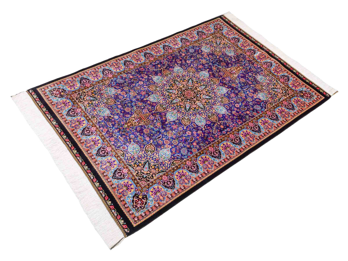 Ghom Maschinenteppich "Tus" 150 x 100 cm, mit Medaillon, aus pflanzlicher Seide (Viskose), Schwarz-Blau. Teppichnummer: V89DB150H. Persian Luxury Collection by Khademi. Made in Iran / Persia – Vertrieb durch JUPITER Intl.