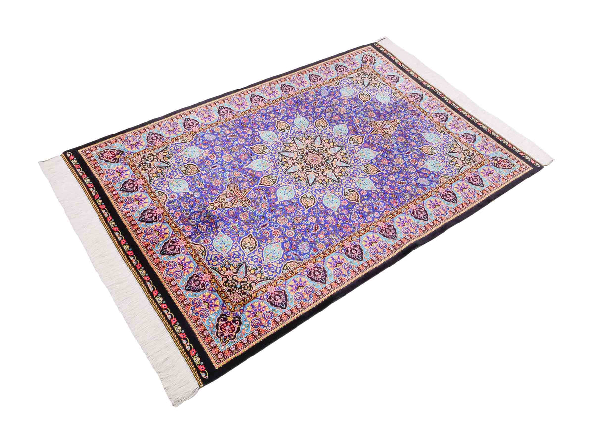 Ghom Maschinenteppich "Tus" 150 x 100 cm, mit Medaillon, aus pflanzlicher Seide (Viskose), Schwarz-Blau. Teppichnummer: V89DB150H. Persian Luxury Collection by Khademi. Made in Iran / Persia – Vertrieb durch JUPITER Intl.