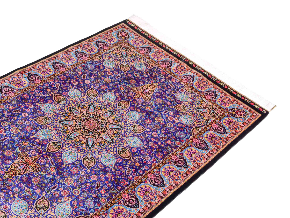 Ghom Maschinenteppich "Tus" 150 x 100 cm, mit Medaillon, aus pflanzlicher Seide (Viskose), Schwarz-Blau. Teppichnummer: V89DB150H. Persian Luxury Collection by Khademi. Made in Iran / Persia – Vertrieb durch JUPITER Intl.