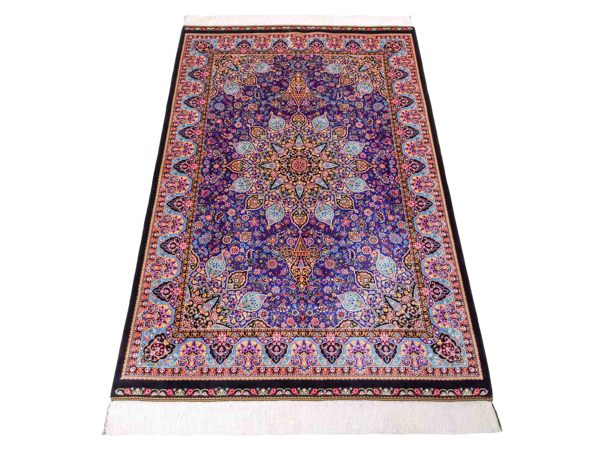 Ghom Maschinenteppich "Tus" 150 x 100 cm, mit Medaillon, aus pflanzlicher Seide (Viskose), Schwarz-Blau. Teppichnummer: V89DB150H. Persian Luxury Collection by Khademi. Made in Iran / Persia – Vertrieb durch JUPITER Intl.