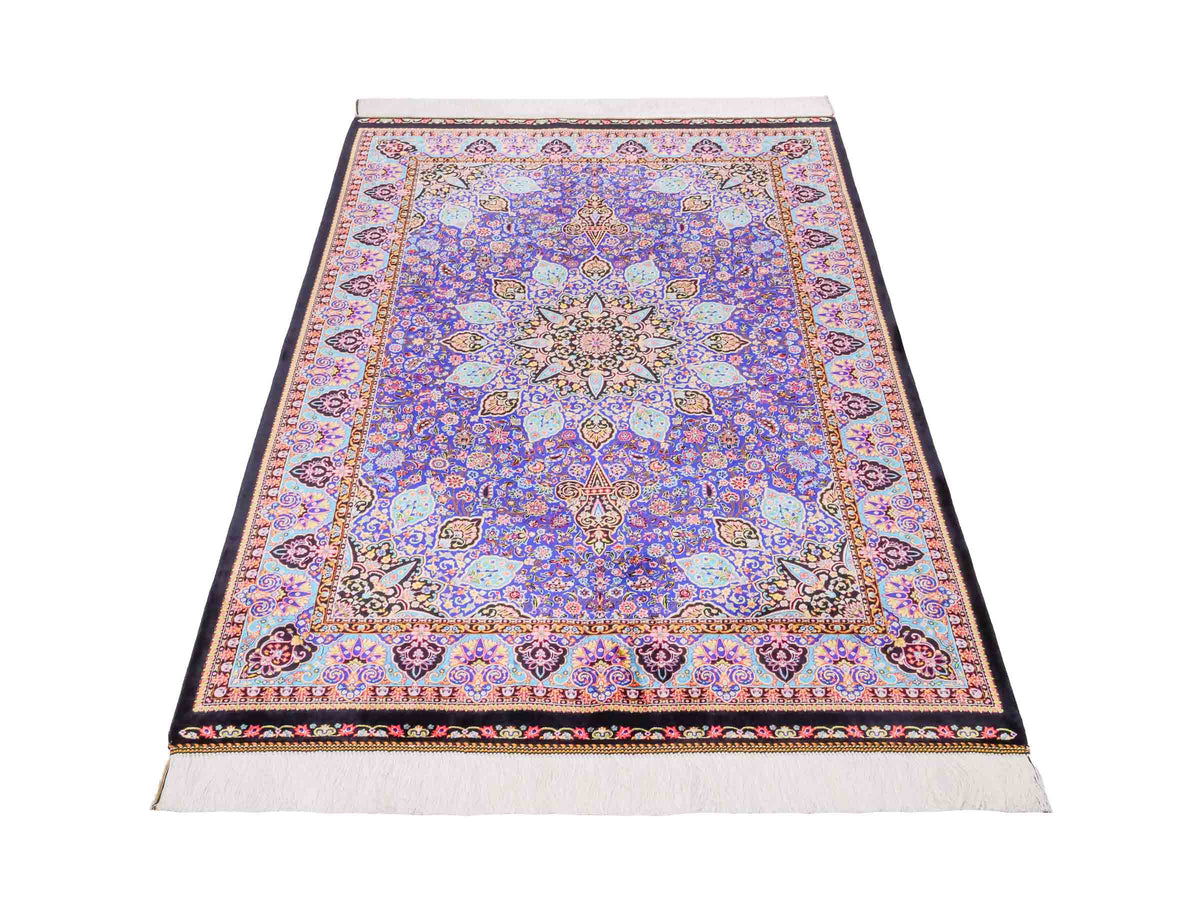 Ghom Maschinenteppich "Tus" 150 x 100 cm, mit Medaillon, aus pflanzlicher Seide (Viskose), Schwarz-Blau. Teppichnummer: V89DB150H. Persian Luxury Collection by Khademi. Made in Iran / Persia – Vertrieb durch JUPITER Intl.
