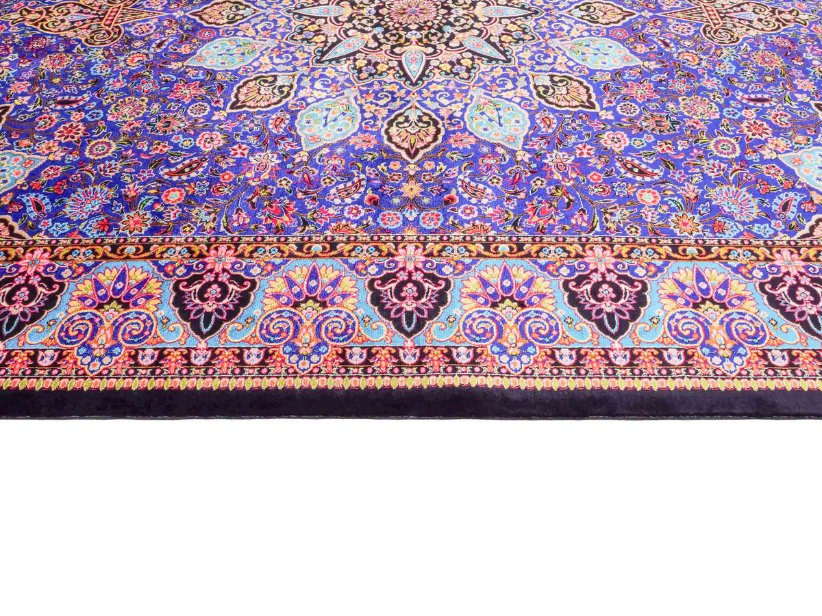 Ghom Maschinenteppich "Tus" 150 x 100 cm, mit Medaillon, aus pflanzlicher Seide (Viskose), Schwarz-Blau. Teppichnummer: V89DB150H. Persian Luxury Collection by Khademi. Made in Iran / Persia – Vertrieb durch JUPITER Intl.