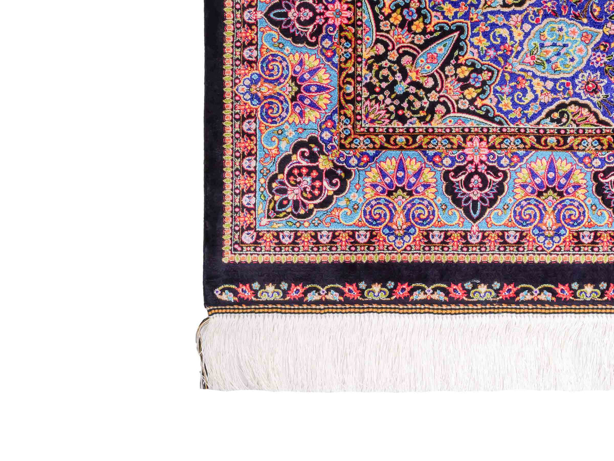 Ghom Maschinenteppich "Tus" 150 x 100 cm, mit Medaillon, aus pflanzlicher Seide (Viskose), Schwarz-Blau. Teppichnummer: V89DB150H. Persian Luxury Collection by Khademi. Made in Iran / Persia – Vertrieb durch JUPITER Intl.