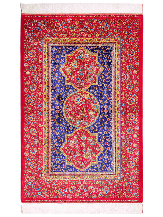 Ghom Maschinenteppich "Vis" 150 x 100 cm, geometrisches Design, aus pflanzlicher Seide (Viskose), Rot-Dunkelblau. Teppichnummer: V90DR150H. Persian Luxury Collection by Khademi. Made in Iran / Persia – Vertrieb durch JUPITER Intl.