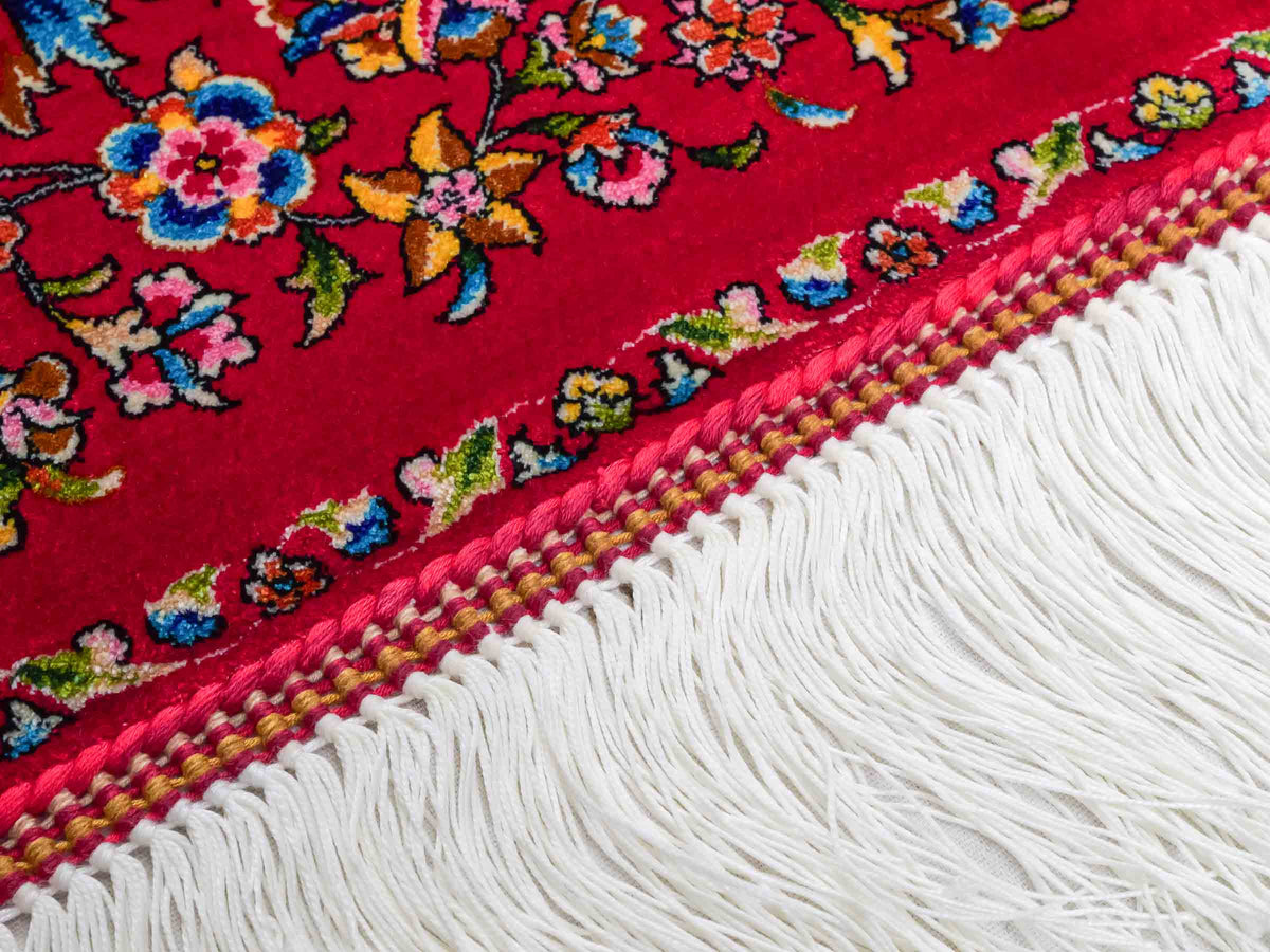 Ghom Maschinenteppich "Vis" 150 x 100 cm, geometrisches Design, aus pflanzlicher Seide (Viskose), Rot-Dunkelblau. Teppichnummer: V90DR150H. Persian Luxury Collection by Khademi. Made in Iran / Persia – Vertrieb durch JUPITER Intl.