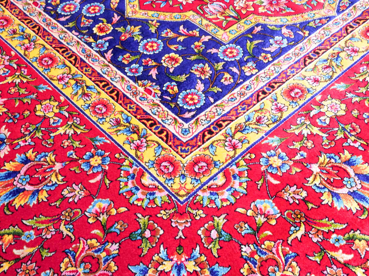 Ghom Maschinenteppich "Vis" 150 x 100 cm, geometrisches Design, aus pflanzlicher Seide (Viskose), Rot-Dunkelblau. Teppichnummer: V90DR150H. Persian Luxury Collection by Khademi. Made in Iran / Persia – Vertrieb durch JUPITER Intl.