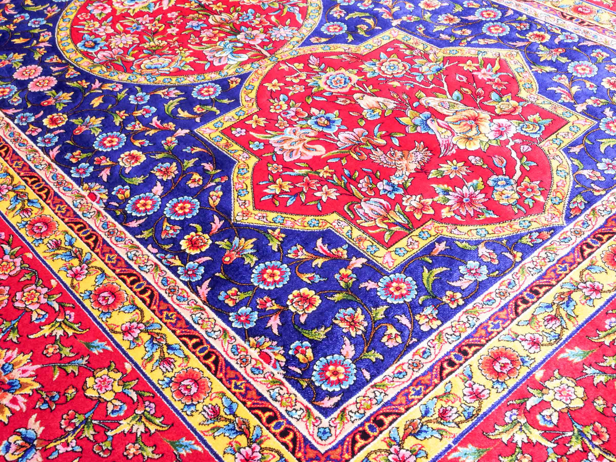Ghom Maschinenteppich "Vis" 150 x 100 cm, geometrisches Design, aus pflanzlicher Seide (Viskose), Rot-Dunkelblau. Teppichnummer: V90DR150H. Persian Luxury Collection by Khademi. Made in Iran / Persia – Vertrieb durch JUPITER Intl.
