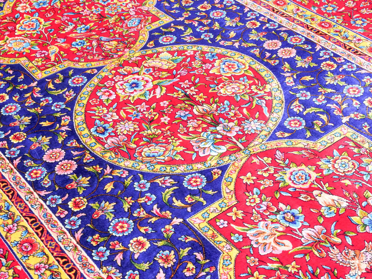 Ghom Maschinenteppich "Vis" 150 x 100 cm, geometrisches Design, aus pflanzlicher Seide (Viskose), Rot-Dunkelblau. Teppichnummer: V90DR150H. Persian Luxury Collection by Khademi. Made in Iran / Persia – Vertrieb durch JUPITER Intl.