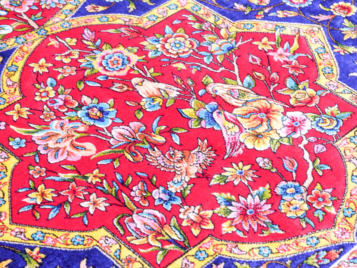 Ghom Maschinenteppich "Vis" 150 x 100 cm, geometrisches Design, aus pflanzlicher Seide (Viskose), Rot-Dunkelblau. Teppichnummer: V90DR150H. Persian Luxury Collection by Khademi. Made in Iran / Persia – Vertrieb durch JUPITER Intl.