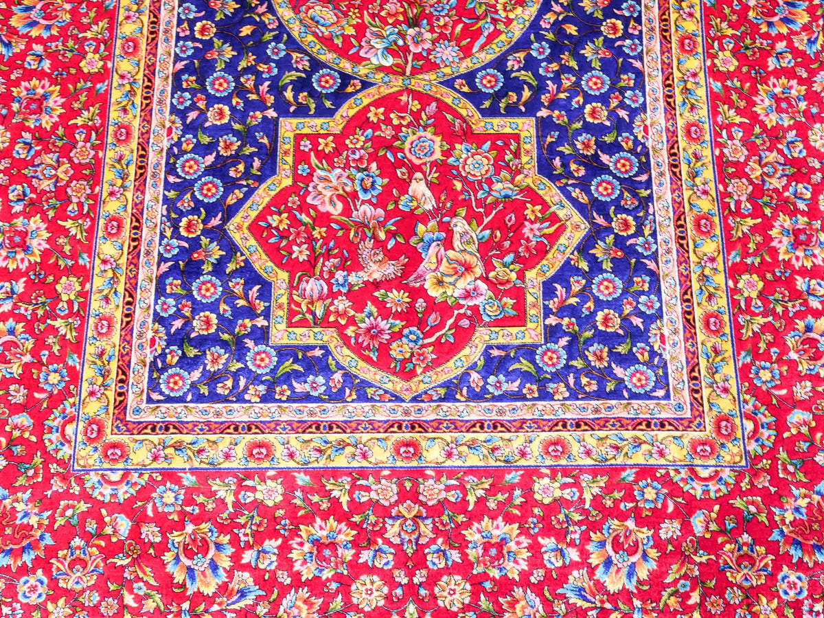 Ghom Maschinenteppich "Vis" 150 x 100 cm, geometrisches Design, aus pflanzlicher Seide (Viskose), Rot-Dunkelblau. Teppichnummer: V90DR150H. Persian Luxury Collection by Khademi. Made in Iran / Persia – Vertrieb durch JUPITER Intl.