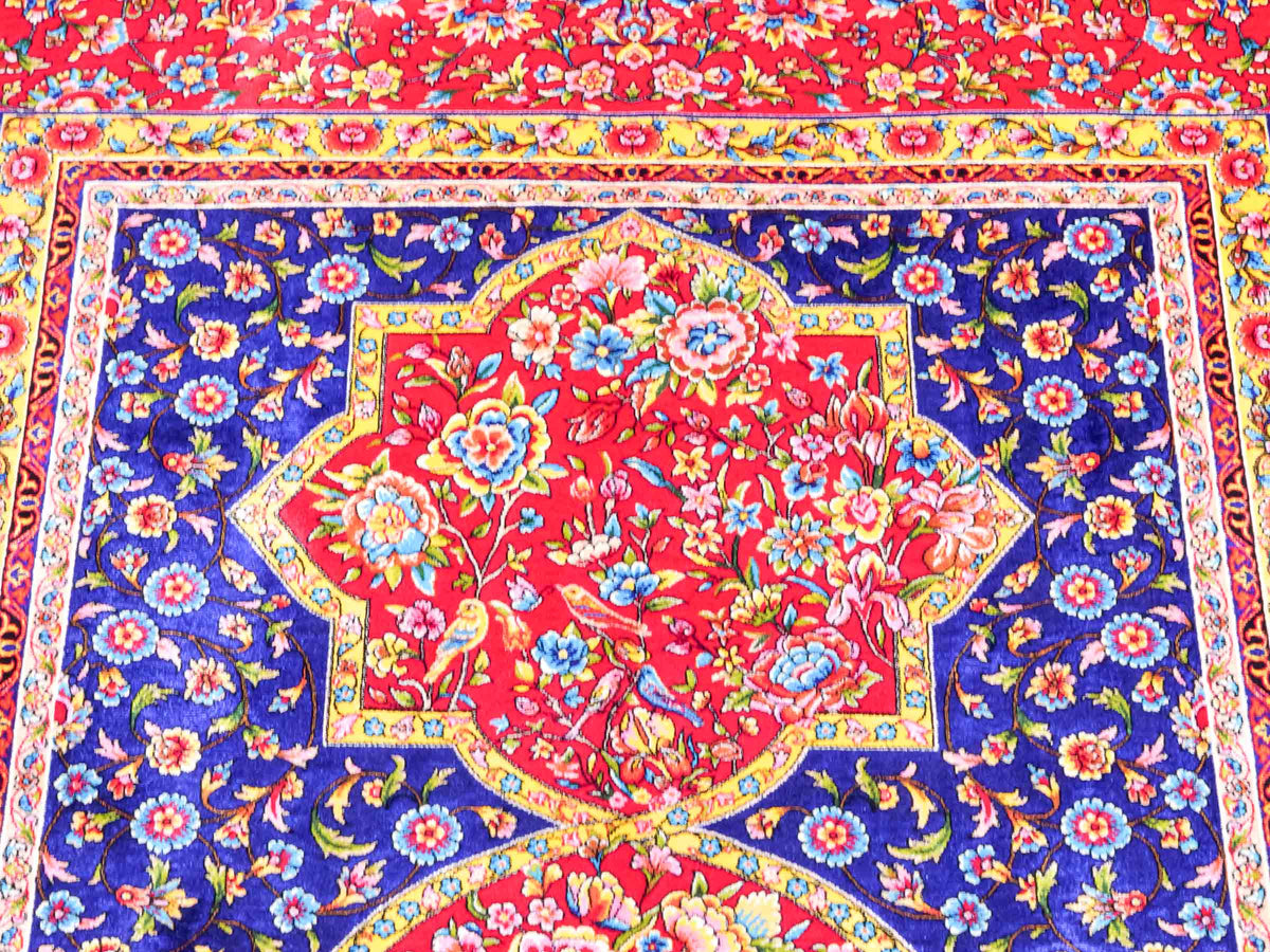 Ghom Maschinenteppich "Vis" 150 x 100 cm, geometrisches Design, aus pflanzlicher Seide (Viskose), Rot-Dunkelblau. Teppichnummer: V90DR150H. Persian Luxury Collection by Khademi. Made in Iran / Persia – Vertrieb durch JUPITER Intl.