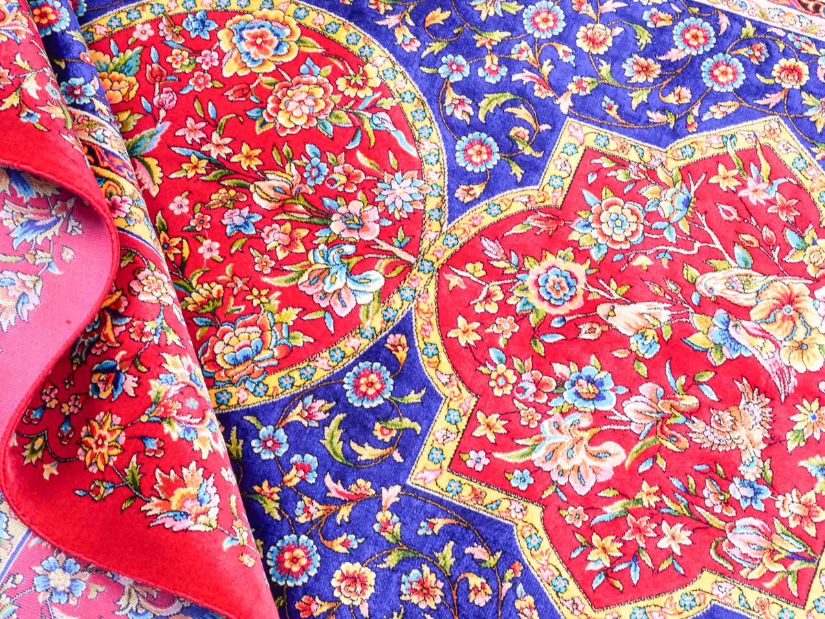 Ghom Maschinenteppich "Vis" 150 x 100 cm, geometrisches Design, aus pflanzlicher Seide (Viskose), Rot-Dunkelblau. Teppichnummer: V90DR150H. Persian Luxury Collection by Khademi. Made in Iran / Persia – Vertrieb durch JUPITER Intl.