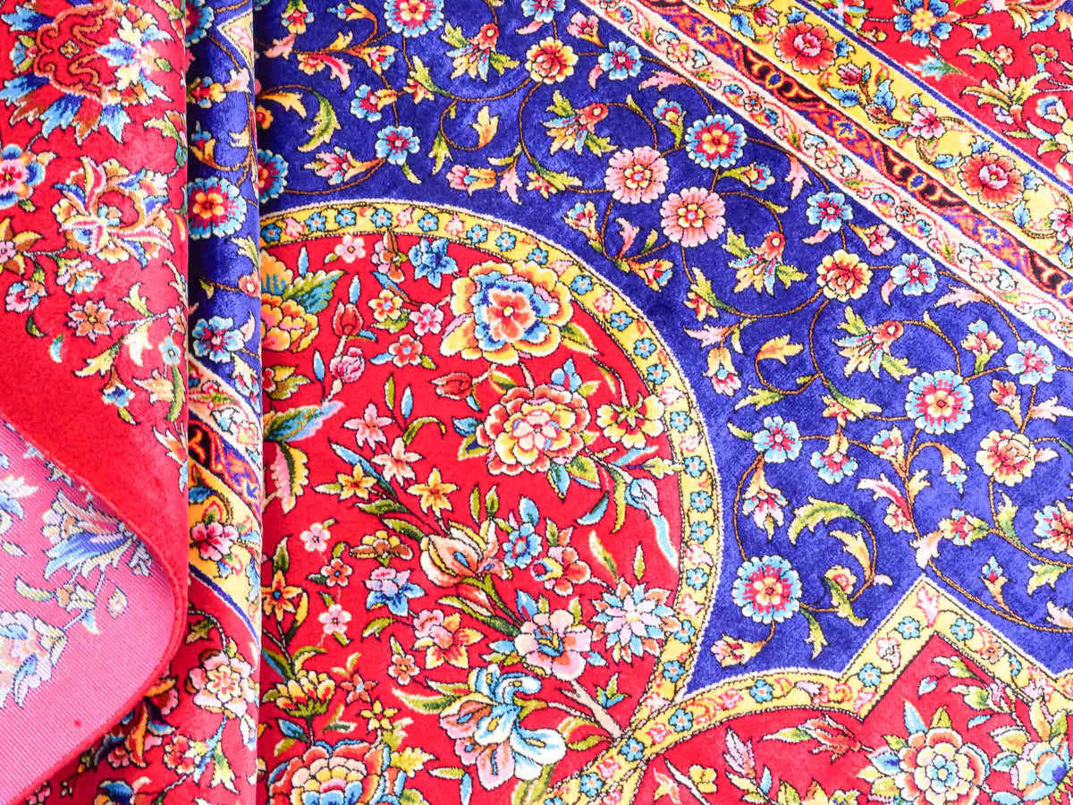 Ghom Maschinenteppich "Vis" 150 x 100 cm, geometrisches Design, aus pflanzlicher Seide (Viskose), Rot-Dunkelblau. Teppichnummer: V90DR150H. Persian Luxury Collection by Khademi. Made in Iran / Persia – Vertrieb durch JUPITER Intl.