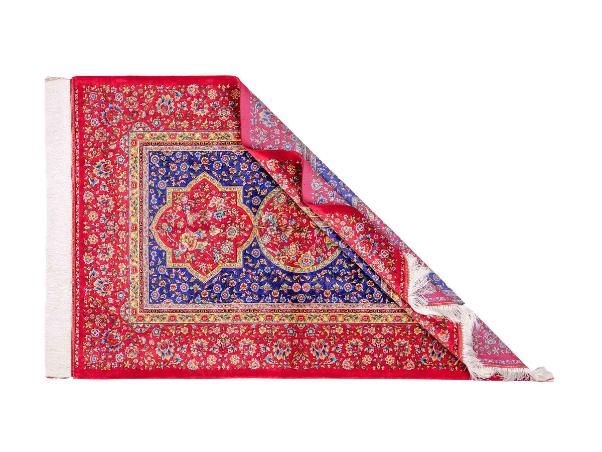 Ghom Maschinenteppich "Vis" 150 x 100 cm, geometrisches Design, aus pflanzlicher Seide (Viskose), Rot-Dunkelblau. Teppichnummer: V90DR150H. Persian Luxury Collection by Khademi. Made in Iran / Persia – Vertrieb durch JUPITER Intl.
