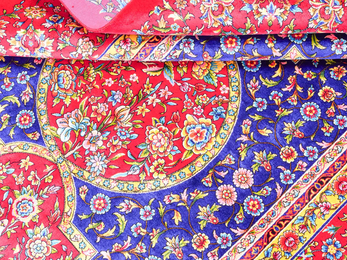 Ghom Maschinenteppich "Vis" 150 x 100 cm, geometrisches Design, aus pflanzlicher Seide (Viskose), Rot-Dunkelblau. Teppichnummer: V90DR150H. Persian Luxury Collection by Khademi. Made in Iran / Persia – Vertrieb durch JUPITER Intl.