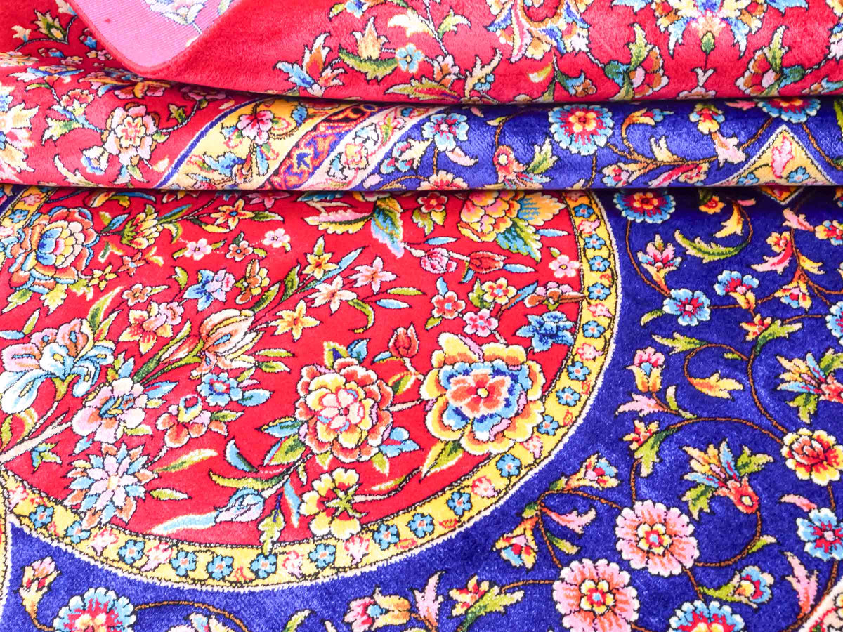 Ghom Maschinenteppich "Vis" 150 x 100 cm, geometrisches Design, aus pflanzlicher Seide (Viskose), Rot-Dunkelblau. Teppichnummer: V90DR150H. Persian Luxury Collection by Khademi. Made in Iran / Persia – Vertrieb durch JUPITER Intl.