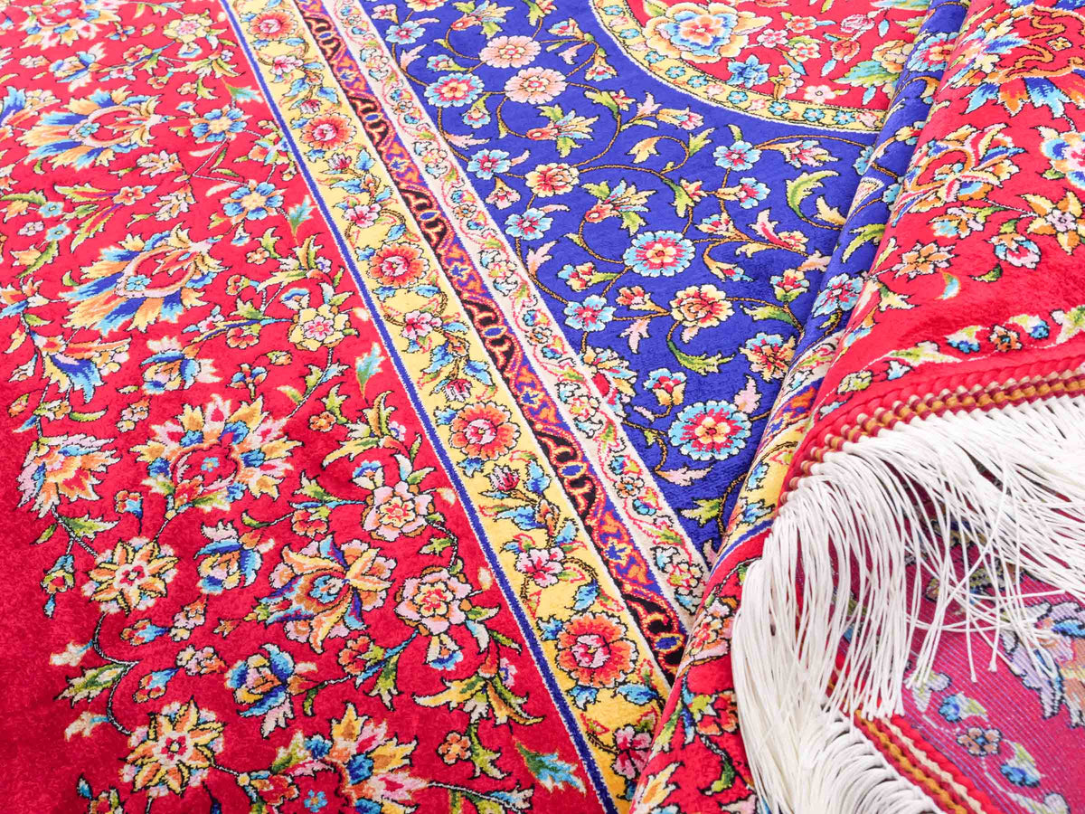 Ghom Maschinenteppich "Vis" 150 x 100 cm, geometrisches Design, aus pflanzlicher Seide (Viskose), Rot-Dunkelblau. Teppichnummer: V90DR150H. Persian Luxury Collection by Khademi. Made in Iran / Persia – Vertrieb durch JUPITER Intl.