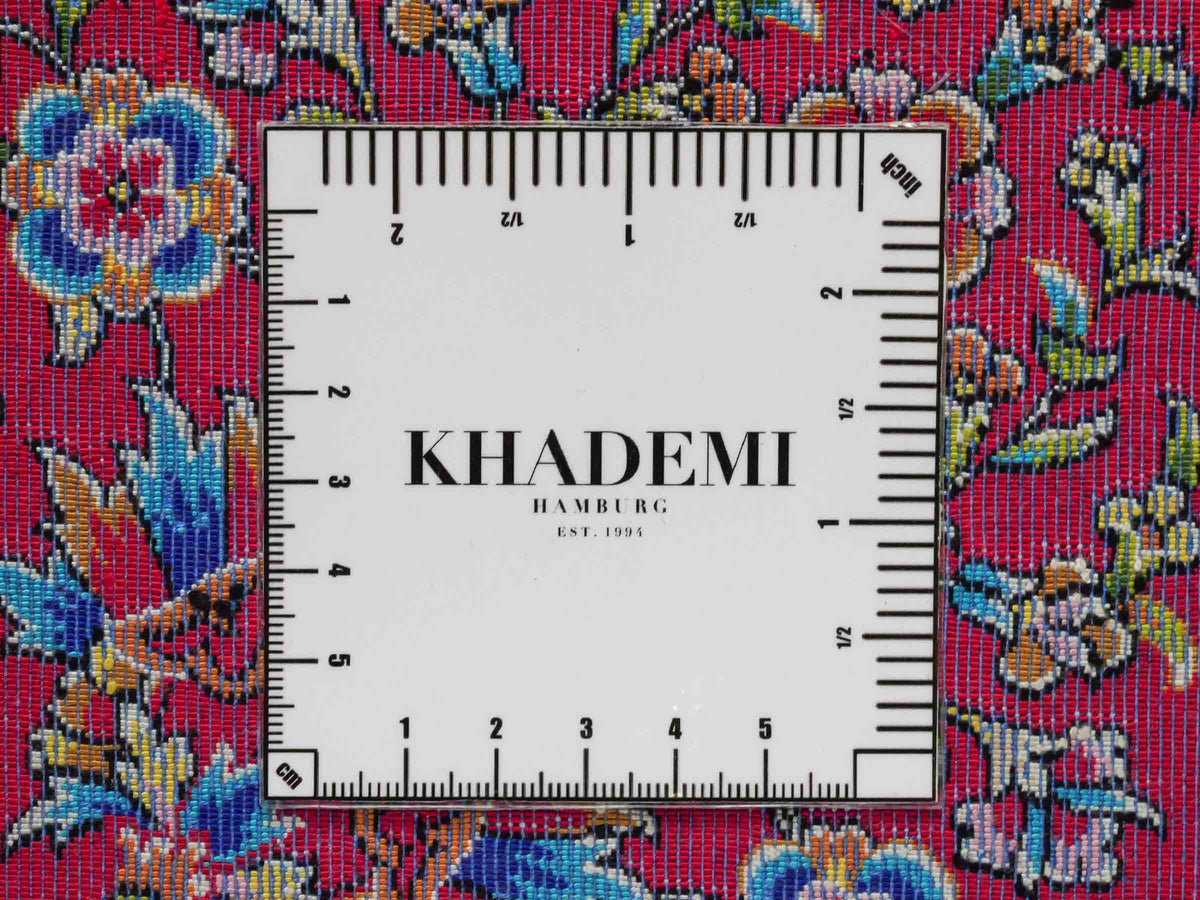 Ghom Maschinenteppich "Vis" 150 x 100 cm, geometrisches Design, aus pflanzlicher Seide (Viskose), Rot-Dunkelblau. Teppichnummer: V90DR150H. Persian Luxury Collection by Khademi. Made in Iran / Persia – Vertrieb durch JUPITER Intl.