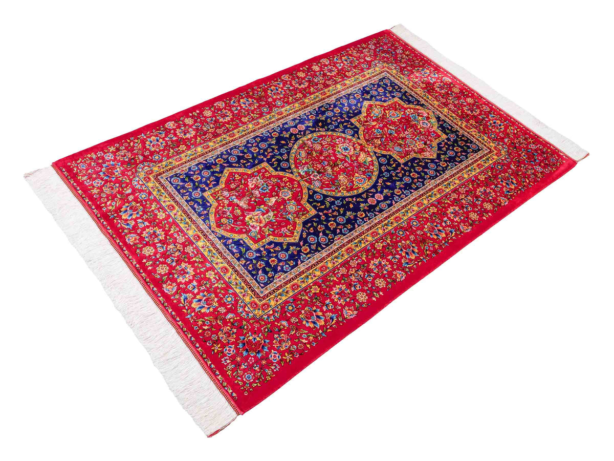 Ghom Maschinenteppich "Vis" 150 x 100 cm, geometrisches Design, aus pflanzlicher Seide (Viskose), Rot-Dunkelblau. Teppichnummer: V90DR150H. Persian Luxury Collection by Khademi. Made in Iran / Persia – Vertrieb durch JUPITER Intl.