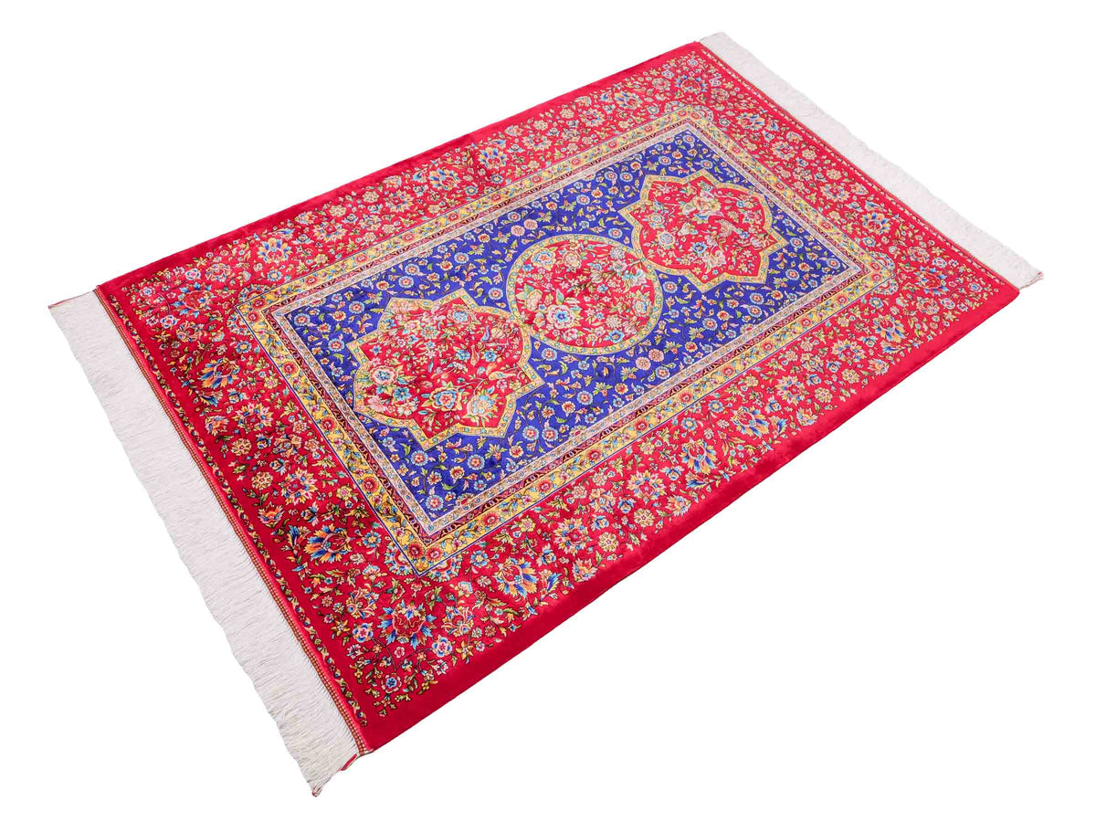 Ghom Maschinenteppich "Vis" 150 x 100 cm, geometrisches Design, aus pflanzlicher Seide (Viskose), Rot-Dunkelblau. Teppichnummer: V90DR150H. Persian Luxury Collection by Khademi. Made in Iran / Persia – Vertrieb durch JUPITER Intl.