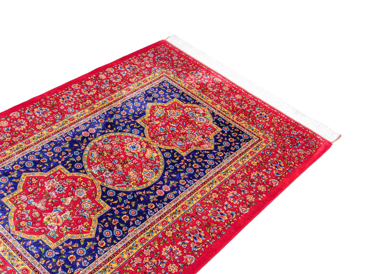 Ghom Maschinenteppich "Vis" 150 x 100 cm, geometrisches Design, aus pflanzlicher Seide (Viskose), Rot-Dunkelblau. Teppichnummer: V90DR150H. Persian Luxury Collection by Khademi. Made in Iran / Persia – Vertrieb durch JUPITER Intl.