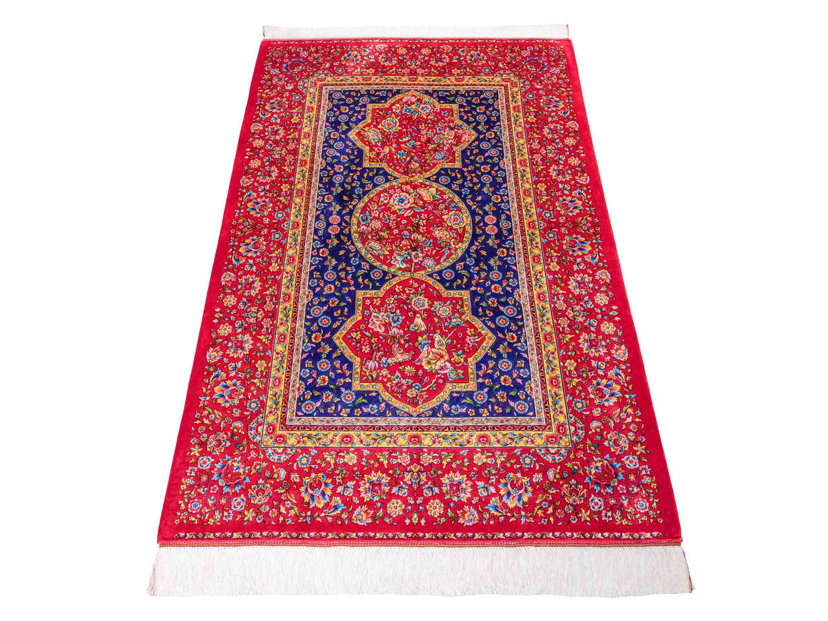 Ghom Maschinenteppich "Vis" 150 x 100 cm, geometrisches Design, aus pflanzlicher Seide (Viskose), Rot-Dunkelblau. Teppichnummer: V90DR150H. Persian Luxury Collection by Khademi. Made in Iran / Persia – Vertrieb durch JUPITER Intl.