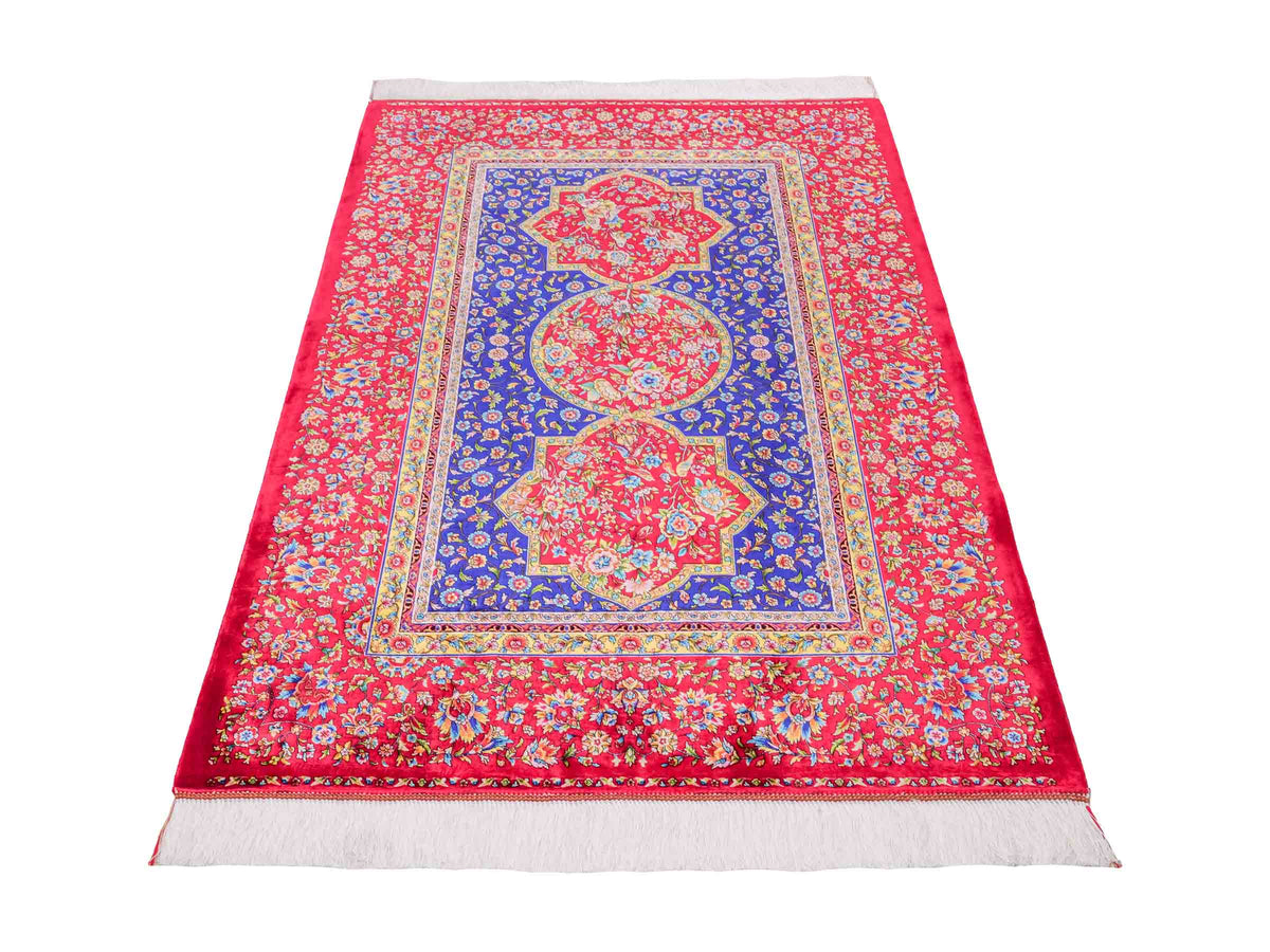 Ghom Maschinenteppich "Vis" 150 x 100 cm, geometrisches Design, aus pflanzlicher Seide (Viskose), Rot-Dunkelblau. Teppichnummer: V90DR150H. Persian Luxury Collection by Khademi. Made in Iran / Persia – Vertrieb durch JUPITER Intl.