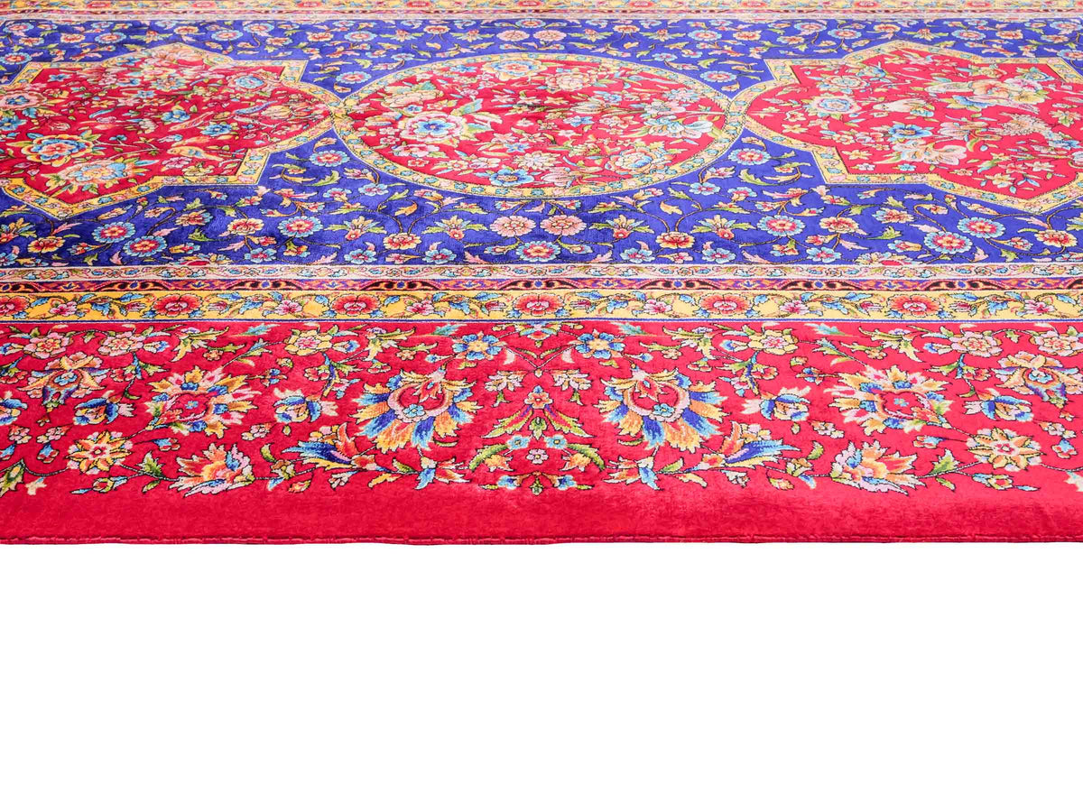 Ghom Maschinenteppich "Vis" 150 x 100 cm, geometrisches Design, aus pflanzlicher Seide (Viskose), Rot-Dunkelblau. Teppichnummer: V90DR150H. Persian Luxury Collection by Khademi. Made in Iran / Persia – Vertrieb durch JUPITER Intl.