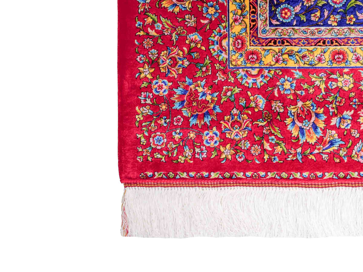 Ghom Maschinenteppich "Vis" 150 x 100 cm, geometrisches Design, aus pflanzlicher Seide (Viskose), Rot-Dunkelblau. Teppichnummer: V90DR150H. Persian Luxury Collection by Khademi. Made in Iran / Persia – Vertrieb durch JUPITER Intl.