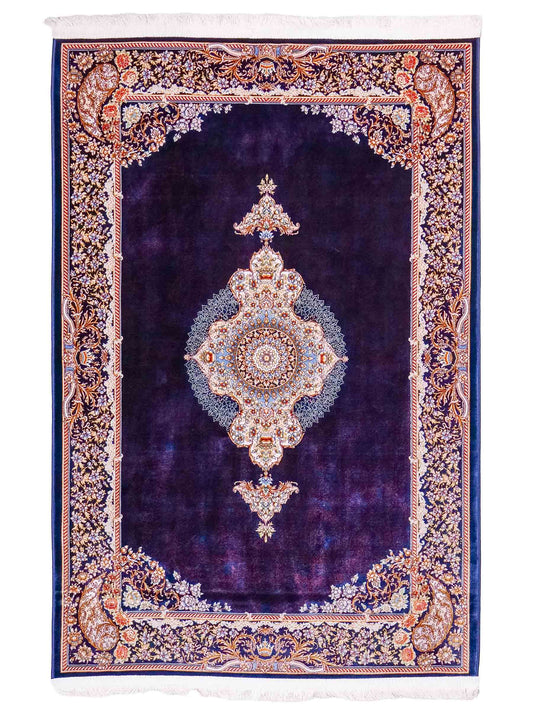 Ghom Maschinenteppich "Vishtasp" 120 x 80 cm aus pflanzlicher Seide (Viskose) mit Medaillon, Marineblau. Teppichnummer: V91NY096M. Persian Luxury Collection by Khademi. Made in Iran / Persia – Vertrieb durch JUPITER Intl.
