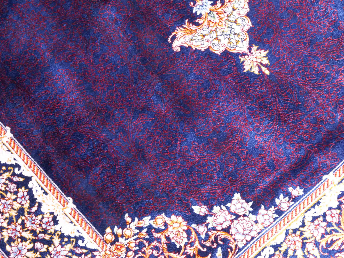 Ghom Maschinenteppich "Vishtasp" 120 x 80 cm aus pflanzlicher Seide (Viskose) mit Medaillon, Marineblau. Teppichnummer: V91NY096M. Persian Luxury Collection by Khademi. Made in Iran / Persia – Vertrieb durch JUPITER Intl.
