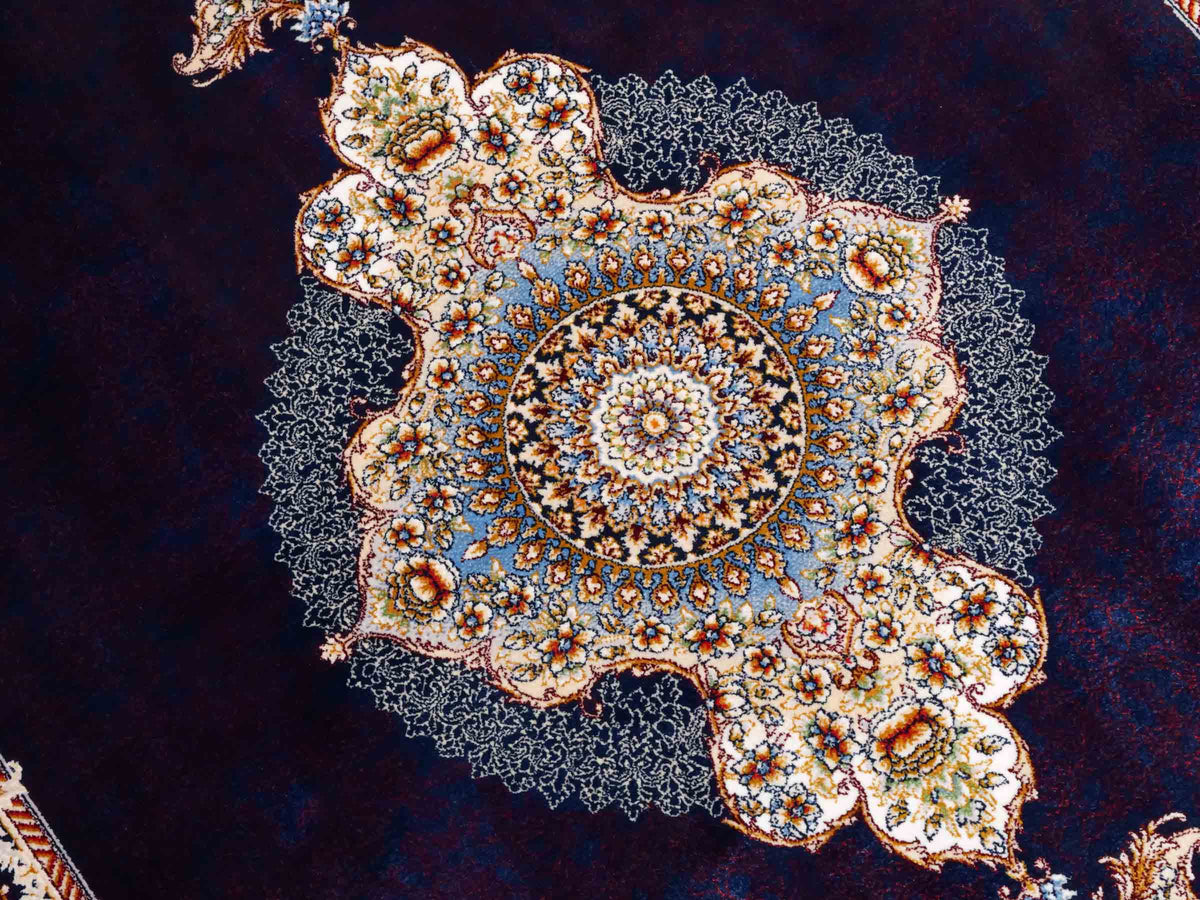 Ghom Maschinenteppich "Vishtasp" 120 x 80 cm aus pflanzlicher Seide (Viskose) mit Medaillon, Marineblau. Teppichnummer: V91NY096M. Persian Luxury Collection by Khademi. Made in Iran / Persia – Vertrieb durch JUPITER Intl.