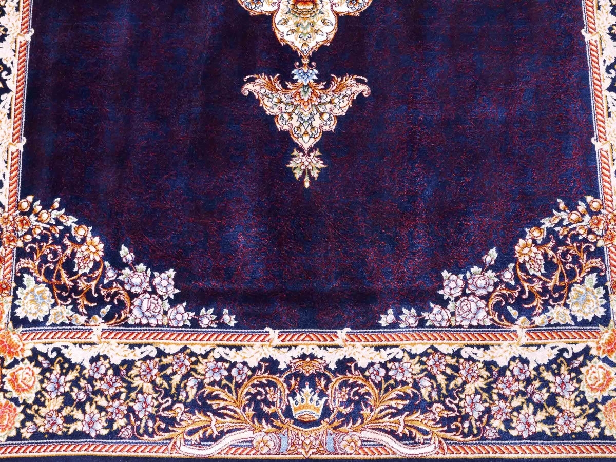 Ghom Maschinenteppich "Vishtasp" 120 x 80 cm aus pflanzlicher Seide (Viskose) mit Medaillon, Marineblau. Teppichnummer: V91NY096M. Persian Luxury Collection by Khademi. Made in Iran / Persia – Vertrieb durch JUPITER Intl.