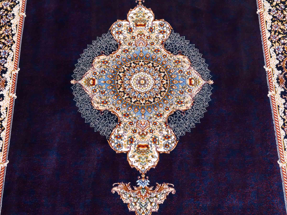 Ghom Maschinenteppich "Vishtasp" 120 x 80 cm aus pflanzlicher Seide (Viskose) mit Medaillon, Marineblau. Teppichnummer: V91NY096M. Persian Luxury Collection by Khademi. Made in Iran / Persia – Vertrieb durch JUPITER Intl.