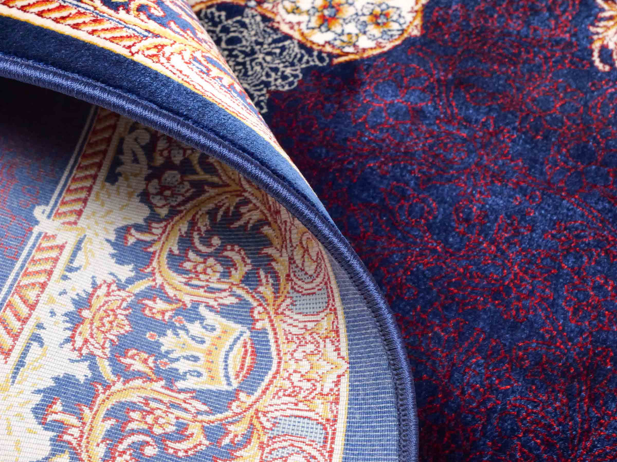 Ghom Maschinenteppich "Vishtasp" 120 x 80 cm aus pflanzlicher Seide (Viskose) mit Medaillon, Marineblau. Teppichnummer: V91NY096M. Persian Luxury Collection by Khademi. Made in Iran / Persia – Vertrieb durch JUPITER Intl.