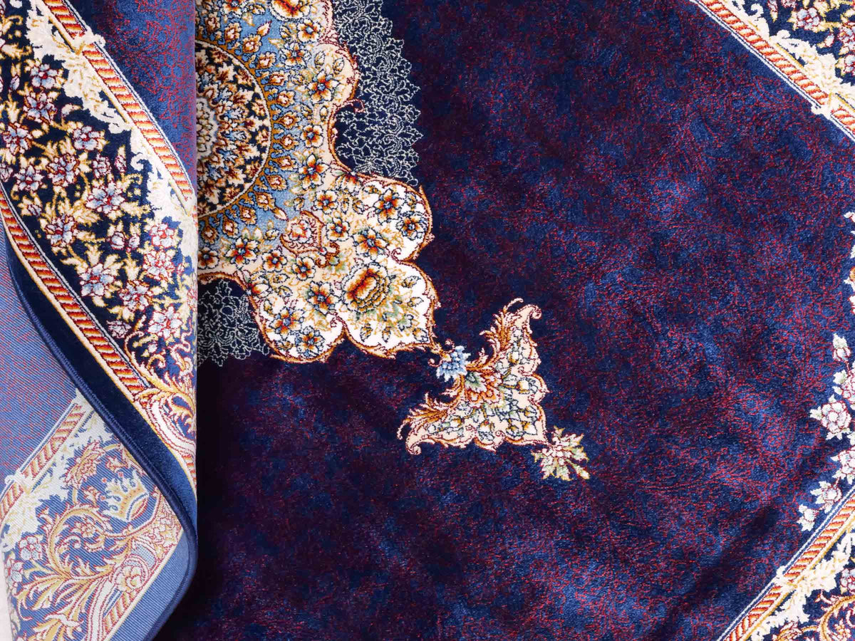 Ghom Maschinenteppich "Vishtasp" 120 x 80 cm aus pflanzlicher Seide (Viskose) mit Medaillon, Marineblau. Teppichnummer: V91NY096M. Persian Luxury Collection by Khademi. Made in Iran / Persia – Vertrieb durch JUPITER Intl.