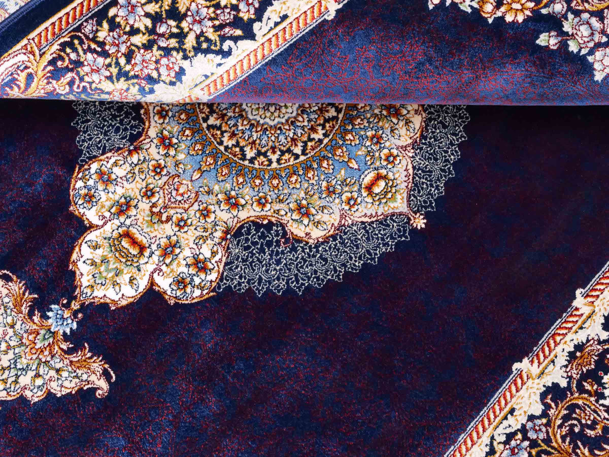 Ghom Maschinenteppich "Vishtasp" 120 x 80 cm aus pflanzlicher Seide (Viskose) mit Medaillon, Marineblau. Teppichnummer: V91NY096M. Persian Luxury Collection by Khademi. Made in Iran / Persia – Vertrieb durch JUPITER Intl.