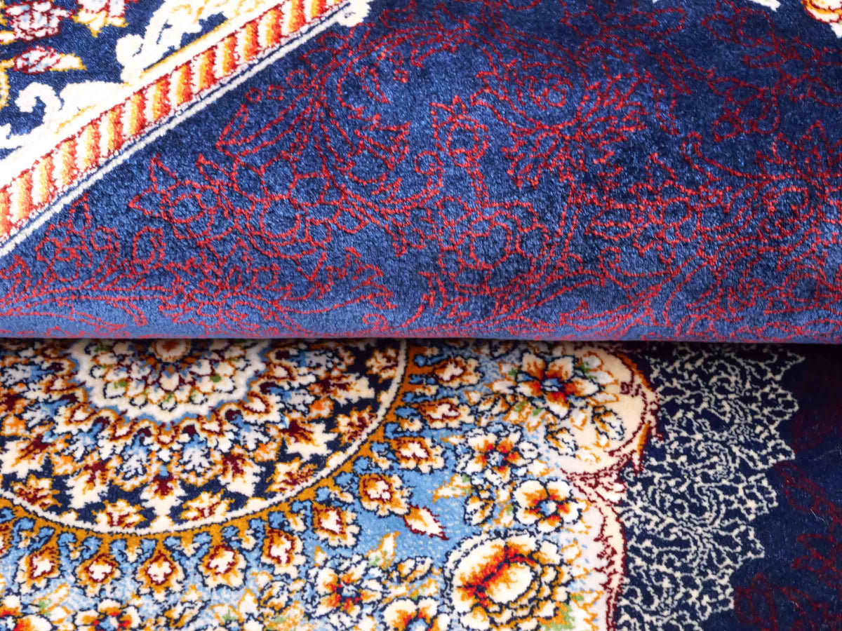 Ghom Maschinenteppich "Vishtasp" 120 x 80 cm aus pflanzlicher Seide (Viskose) mit Medaillon, Marineblau. Teppichnummer: V91NY096M. Persian Luxury Collection by Khademi. Made in Iran / Persia – Vertrieb durch JUPITER Intl.