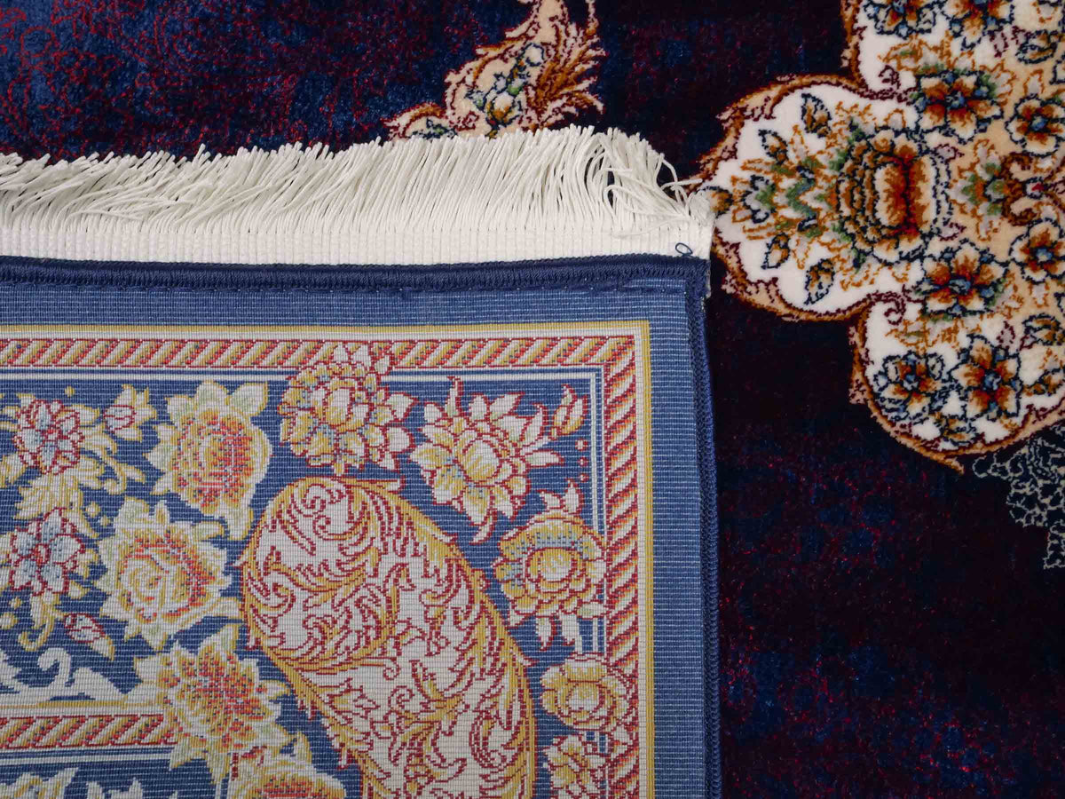 Ghom Maschinenteppich "Vishtasp" 120 x 80 cm aus pflanzlicher Seide (Viskose) mit Medaillon, Marineblau. Teppichnummer: V91NY096M. Persian Luxury Collection by Khademi. Made in Iran / Persia – Vertrieb durch JUPITER Intl.