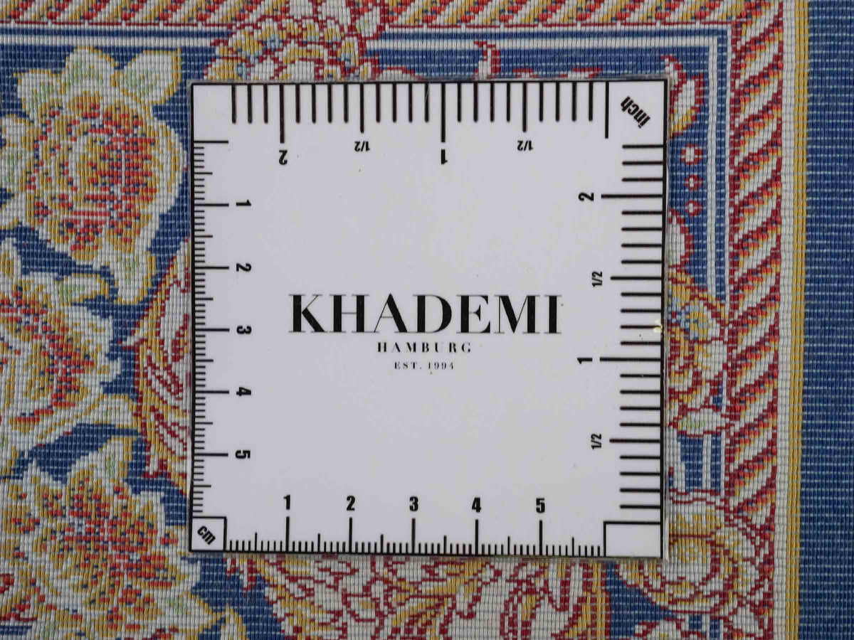 Ghom Maschinenteppich "Vishtasp" 120 x 80 cm aus pflanzlicher Seide (Viskose) mit Medaillon, Marineblau. Teppichnummer: V91NY096M. Persian Luxury Collection by Khademi. Made in Iran / Persia – Vertrieb durch JUPITER Intl.