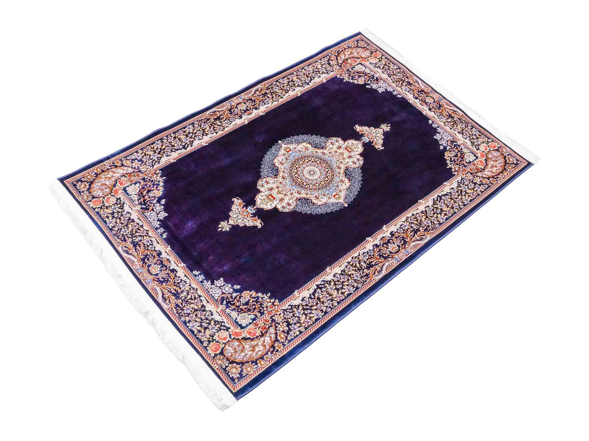 Ghom Maschinenteppich "Vishtasp" 120 x 80 cm aus pflanzlicher Seide (Viskose) mit Medaillon, Marineblau. Teppichnummer: V91NY096M. Persian Luxury Collection by Khademi. Made in Iran / Persia – Vertrieb durch JUPITER Intl.